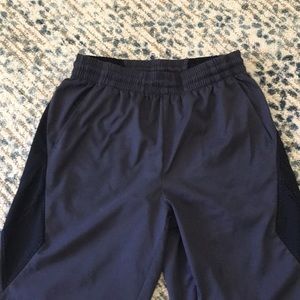 Men’s basketball shorts (above knee)